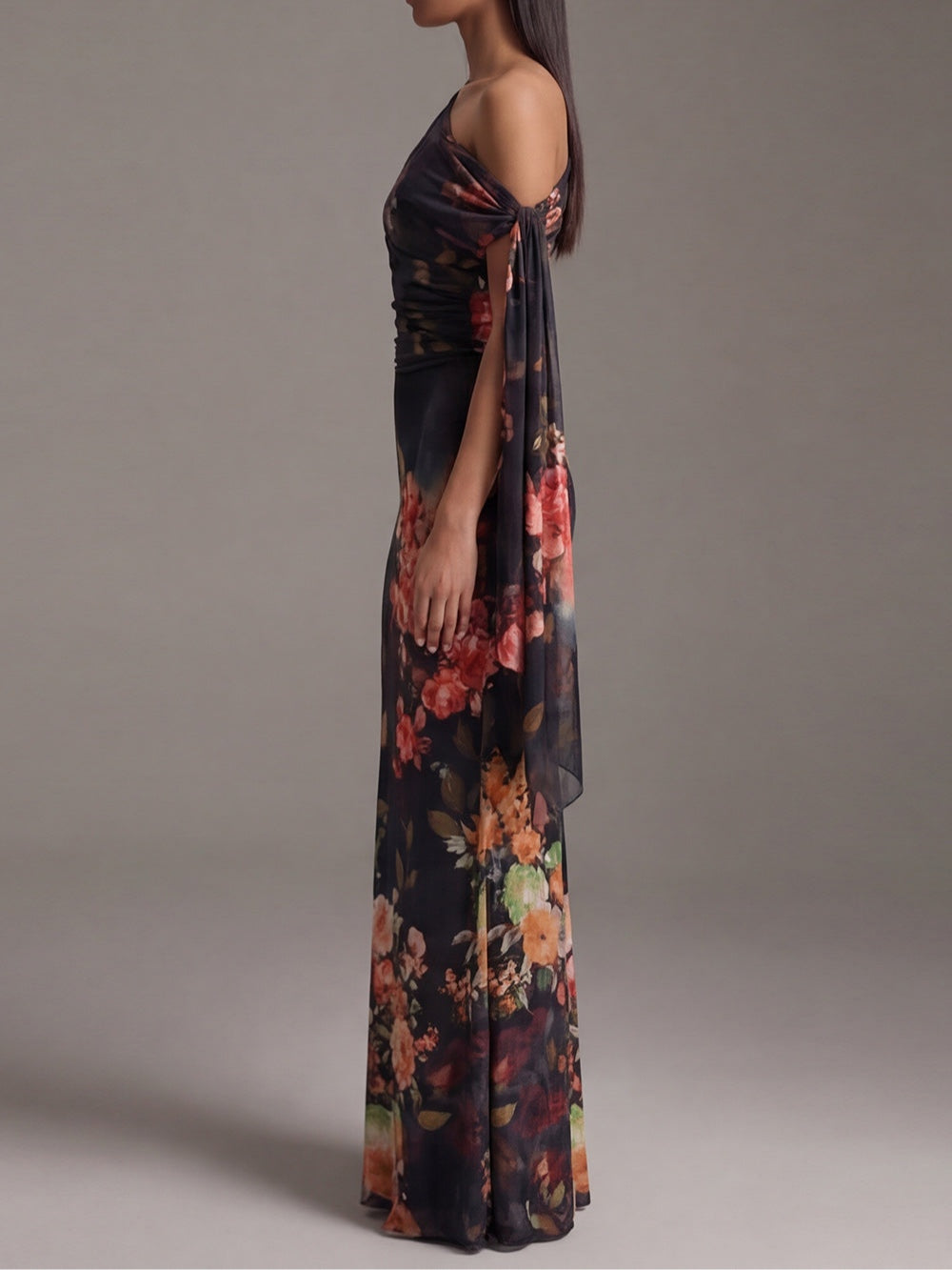Vestido largo plisado negro de un solo hombro