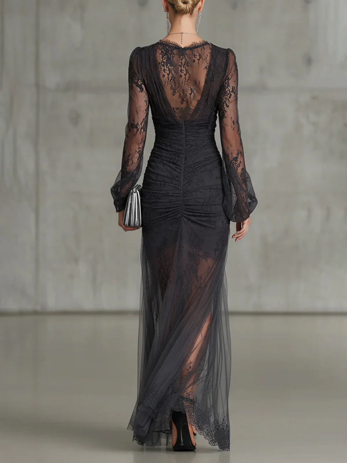 Vestido largo gris oscuro de encaje con manga larga y abertura