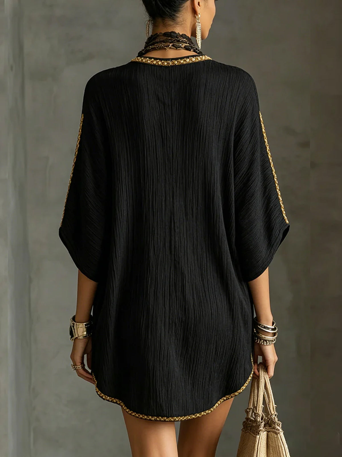 Mirella | Vestido Corto Negro con Escote en V Profundo
