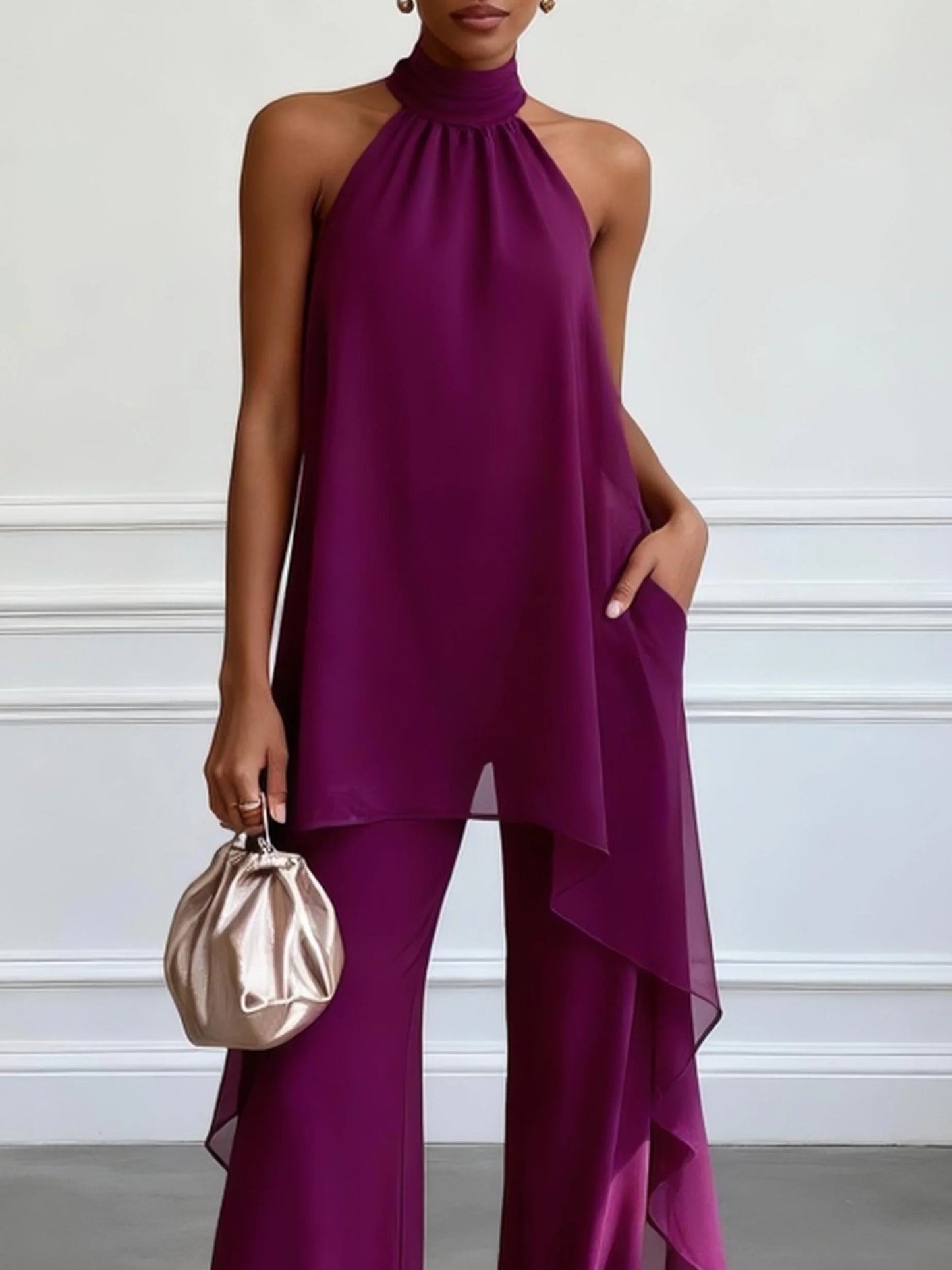 Conjunto de top morado sin mangas y pantalón