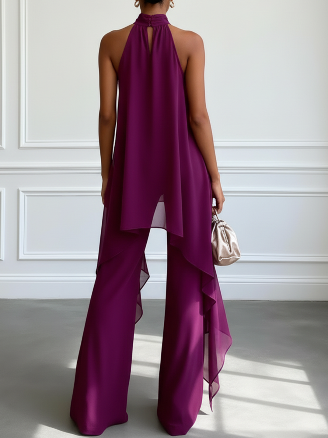 Conjunto de top morado sin mangas y pantalón