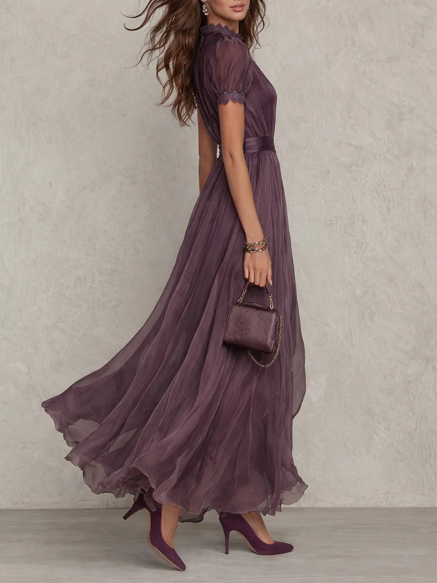 Vestido largo de gasa morado con cuello abierto