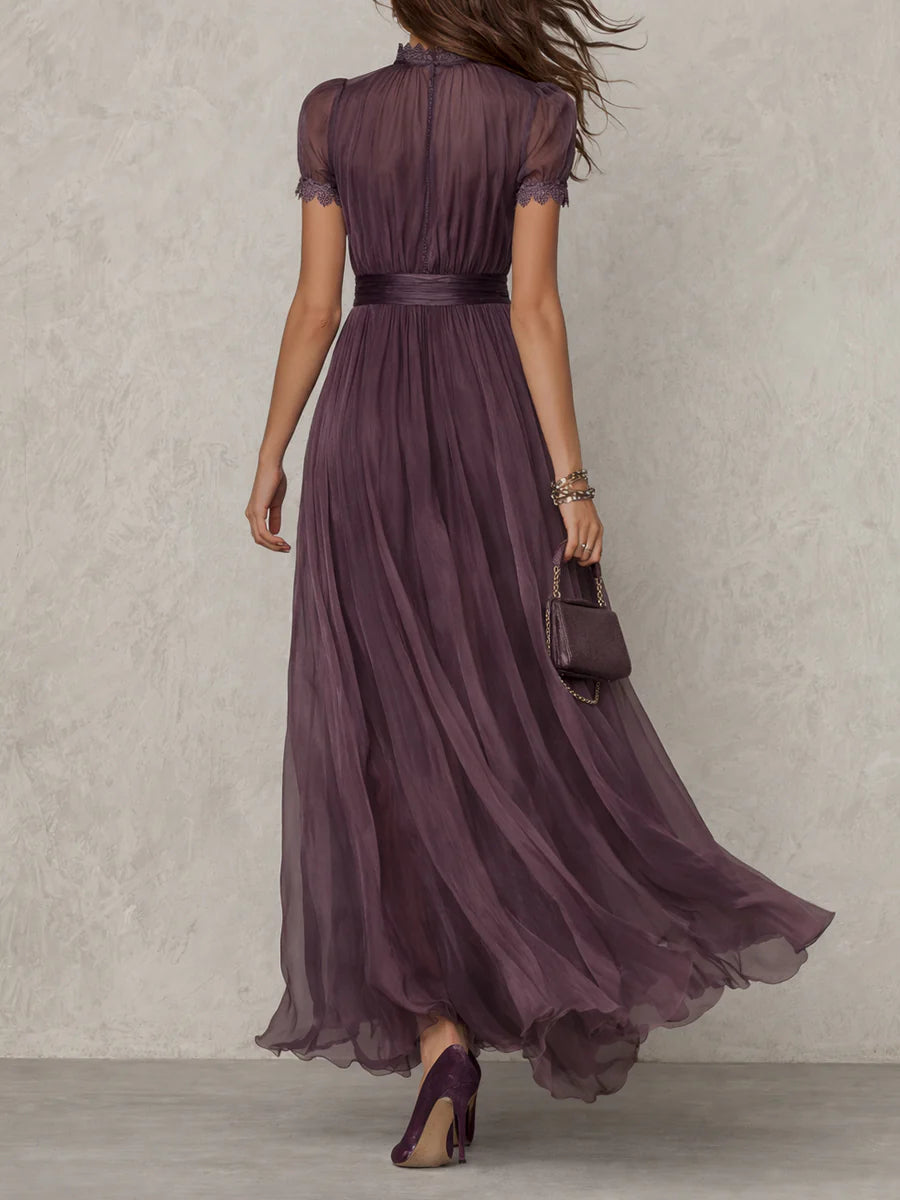 Vestido largo de gasa morado con cuello abierto