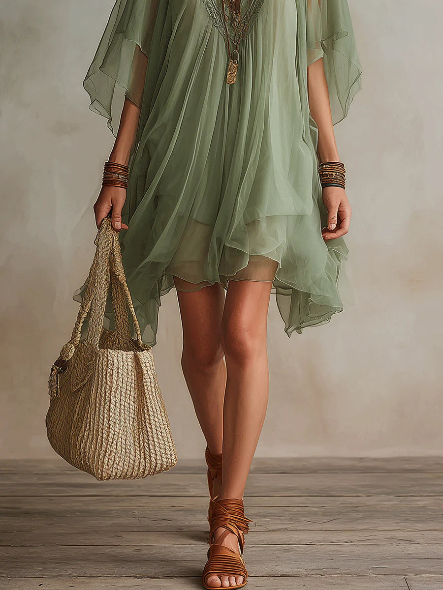 Vestido corto vaporoso de gasa verde con escote en V