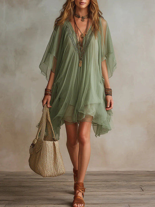 Vestido corto vaporoso de gasa verde con escote en V