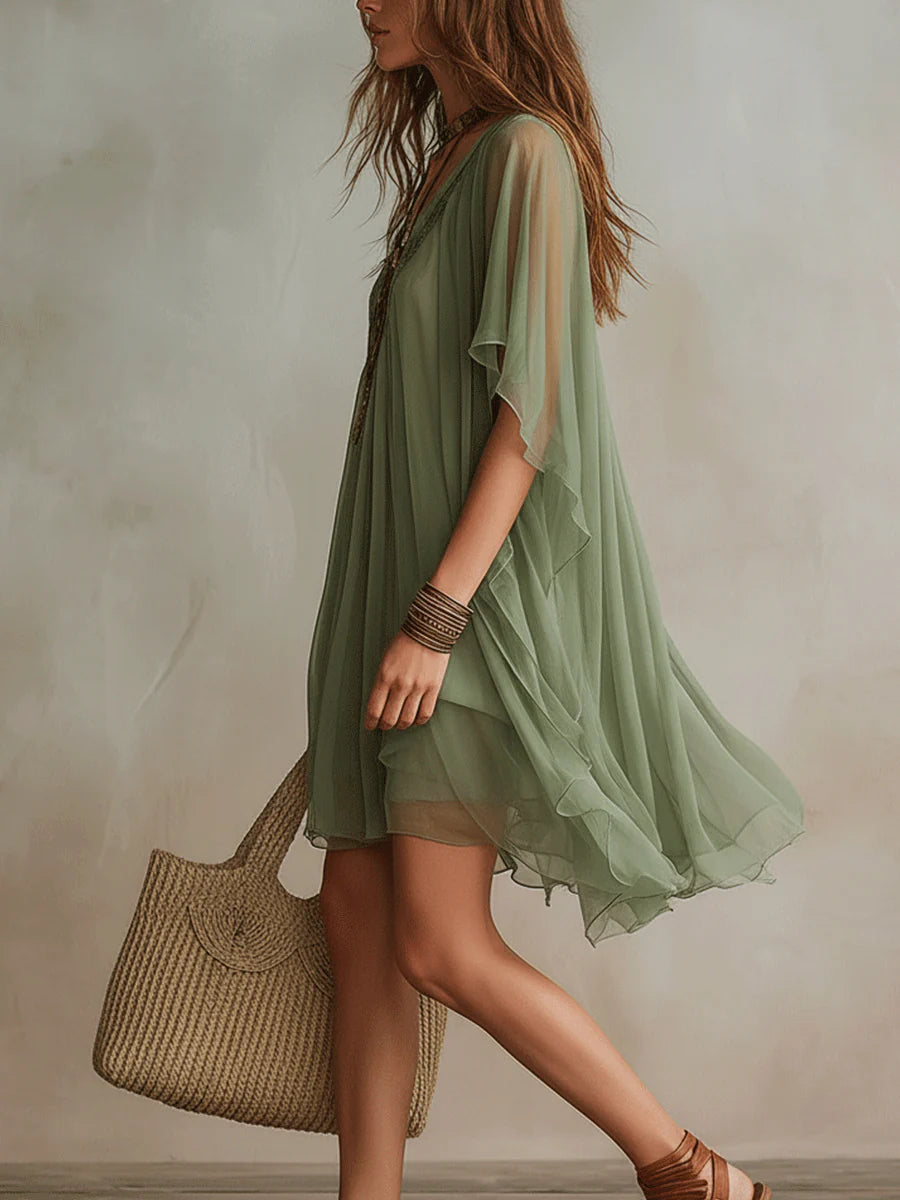 Vestido corto vaporoso de gasa verde con escote en V