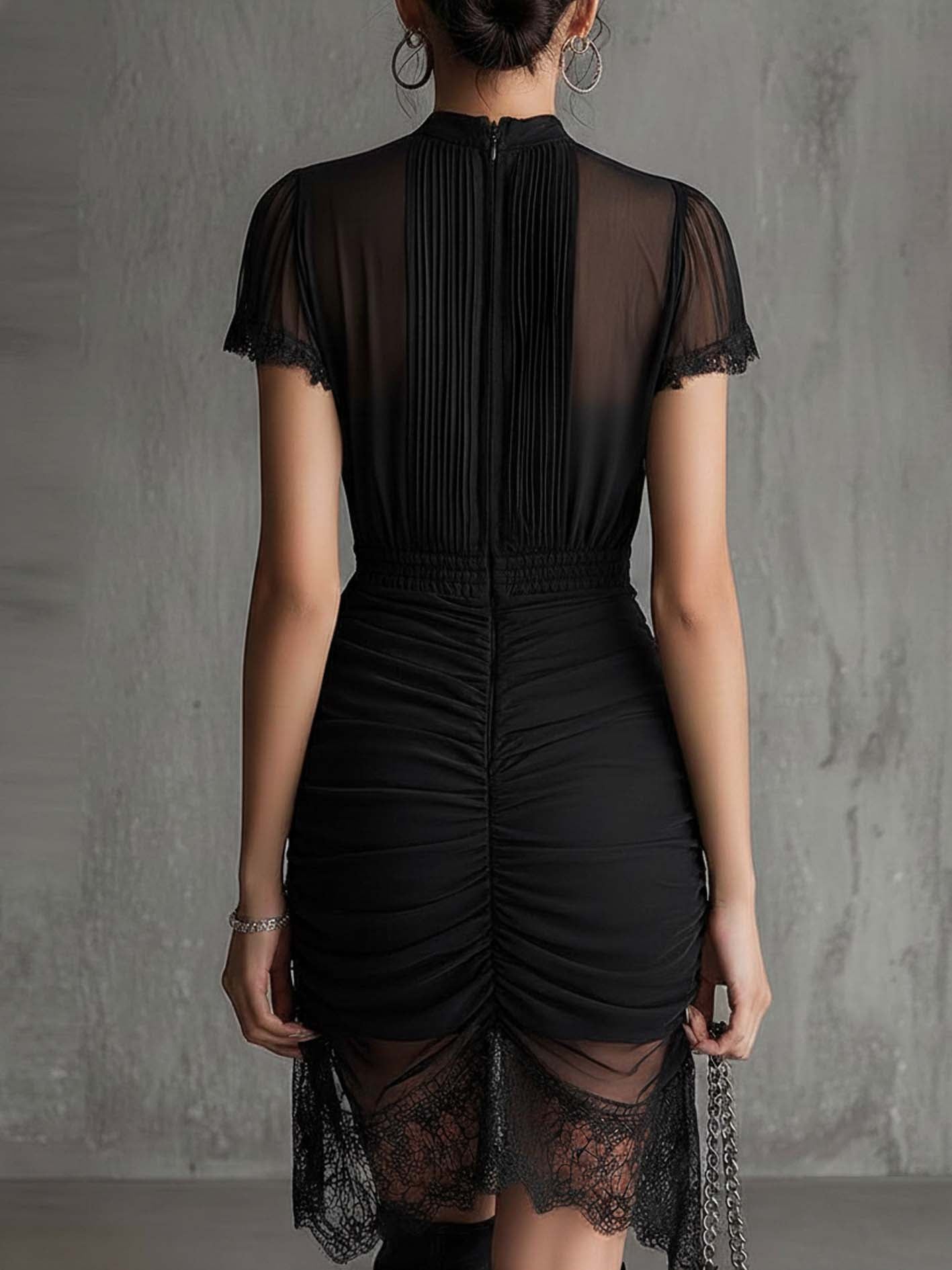 Vestido corto de gasa negro con cintura plisada