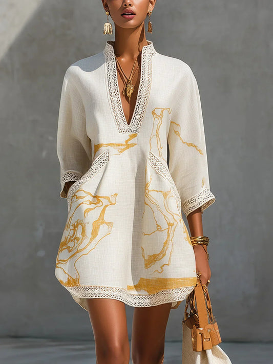Renata | Vestido Corto de Encaje con Estampado Dorado y Escote en V