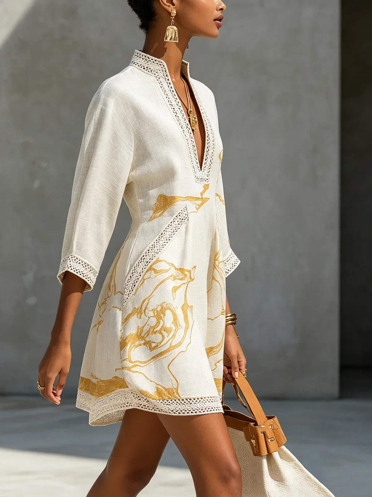 Renata | Vestido Corto de Encaje con Estampado Dorado y Escote en V