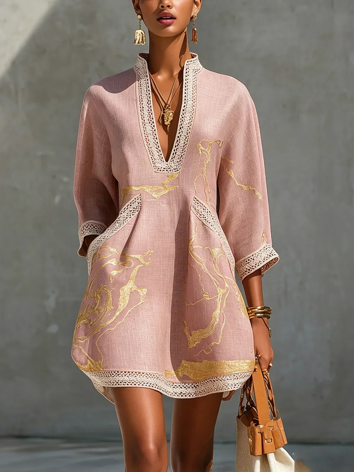 Renata | Vestido Corto de Encaje con Estampado Dorado y Escote en V