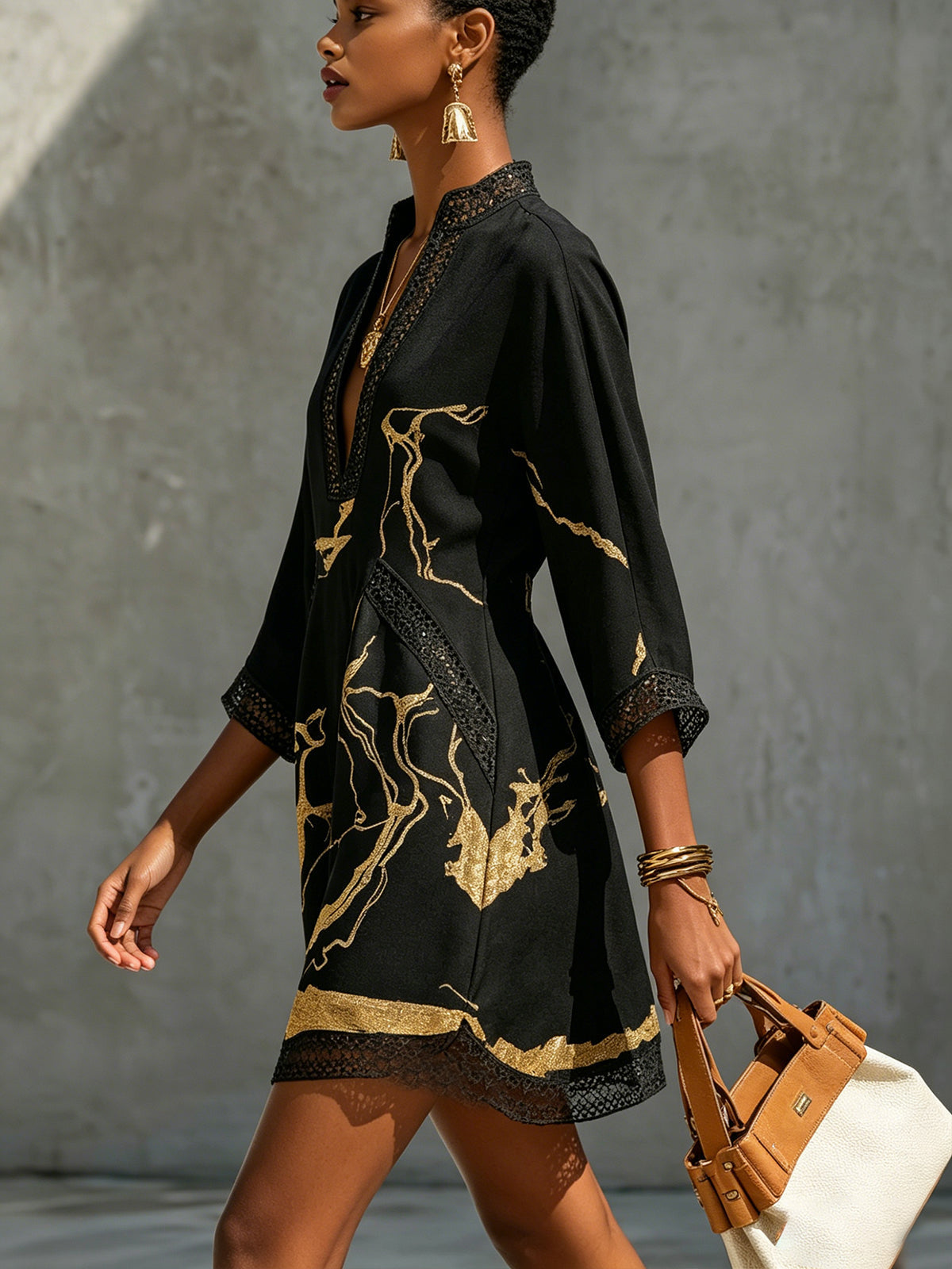 Donatella | Minivestido Negro con Estampado de Mármol Dorado y Encaje